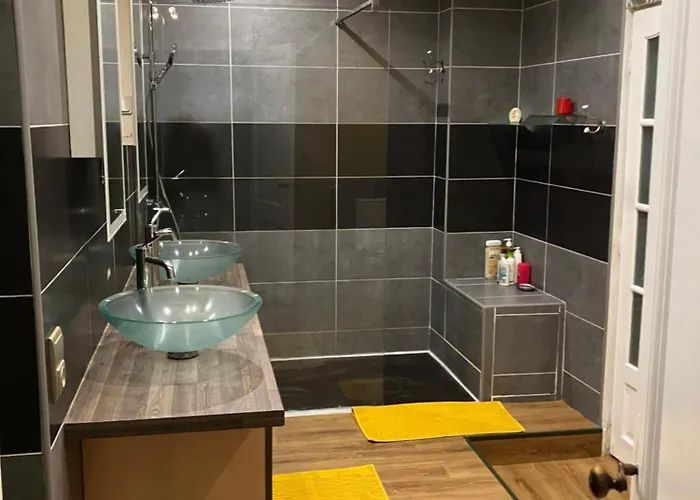 Amis Wine House A Pomerol, A Cote De Saint-emilion *