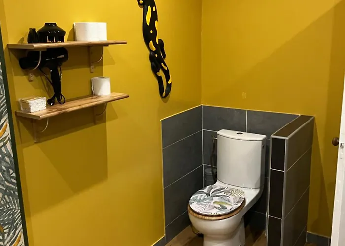 Amis Wine House A Pomerol, A Cote De Saint-emilion * Pomerol