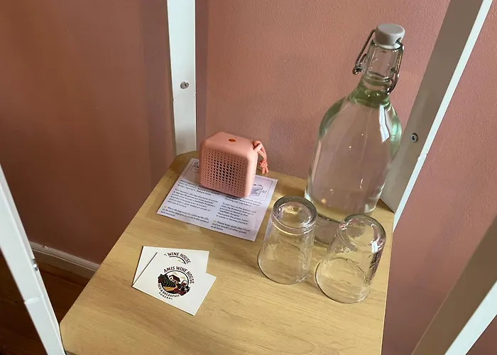 Amis Wine House A Pomerol, A Cote De Saint-emilion Pomerol